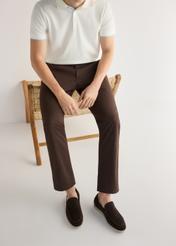 Pánske tmavohnedé semišové mokasíny BUTYM-0526-1I(W26), pohľad spredu na produkt na nohách modelky.