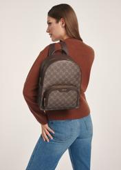Dámsky batoh s monogramom TOREC-0980A-89(Z25), pohľad spredu na produkt na modelke, viditeľná polovica siluety.
