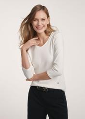 Dámska krémová blúzka s výstrihom do V LSLDT-0036-0B(W26) - pohľad na produkt spredu, na modelke, na svetlom pozadí, viditeľná polovica siluety.
