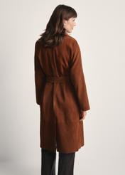 Dámsky hnedý semišový kabát oversized KURDS-0551-0775(Z25), pohľad na produkt zozadu na modelke. Viditeľná polovica siluety.