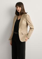 Dámska béžová kožená bunda KURDS-0445-1B(W26), pohľad spredu na produkt na modelke. Viditeľná polovičná silueta.