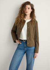 Dámska hnedá prešívaná bunda KURDT-0620-1H(W26), pohľad spredu na výrobok na modelke. Viditeľná polovica siluety.