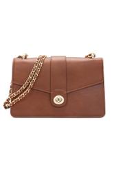 Hnedá dámska taška cez rameno TOREC-1137-1F(W26), pohľad spredu na bielom pozadí.