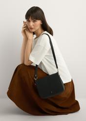 Čierna kožená dámska kabelka TORES-0911E-99(Z25), pohľad na produkt na ramene modelky, na svetlom pozadí.