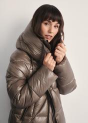 Dámska dlhá prešívaná bunda KURDT-0609-82(Z25), detailný pohľad na bundu na modelke. Viditeľná polovica siluety.