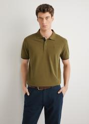 Bavlnené polo tričko khaki POLMT-0045B-8D(W26) - pohľad na produkt spredu, modelované na svetlom pozadí. Viditeľná silueta po pás.