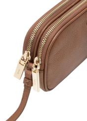 Malá dámska kabelka z ťavej kože TORES-0466E-1D(W26) - detailný záber na bielom pozadí.