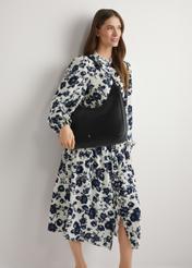 Čierna dámska nákupná taška TOREC-1238-99(W26), pohľad na produkt na ramene modelky. Viditeľná polovica siluety.