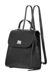 Čierny elegantný dámsky batoh TOREC-1281-99(Z26) - diagonálny pohľad na produkt, na bielom pozadí.