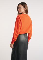 Oranžová dámska mikina BLZDT-0114-30(Z25) - pohľad na produkt zozadu na modelke na bielom pozadí. Viditeľná silueta po kolená.