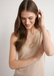 Béžová vlnená a hodvábna blúzka BLUDT-0209-1B(W26) - pohľad spredu na výrobok, na modelke, na svetlom pozadí. Viditeľná polovica siluety.