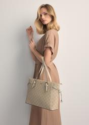 Krémová nákupná kabelka s monogramom TOREC-1029-0P(W26), pohľad spredu na produkt na siluete modelky.