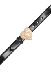 Kožený opasok so srdiečkovou prackou PASDS-0337-99(W26), pohľad zhora na produkt na bielom pozadí.