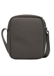 Pánska mestská crossbody kabelka TORMN-0437-8B(Z26), pohľad zozadu na produkt na bielom pozadí.
