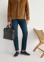 Pánske kožené topánky v tmavomodrej farbe BUTYM-0533-7E(W26), pohľad na produkt na nohách modelky, na svetlom pozadí.