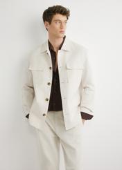 Svetlobéžová pánska ľanová bunda KURMT-0420-1A(W26) - pohľad spredu na výrobok, na modelke, na svetlom pozadí. Viditeľná polovica siluety.