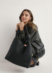 Čierna tkaná dámska kabelka TOREC-1147-99(W26) - pohľad spredu na produkt, ktorý drží modelka v ruke, na svetlom pozadí.