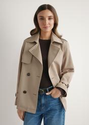 Dámska béžová krátka bunda KURDT-0556-1C(W26), pohľad spredu na produkt na modelke. Viditeľná polovica siluety.