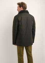 Čierna pánska bunda KURMT-0442-99(Z26), pohľad na produkt zozadu na modelke. Viditeľná polovica siluety.