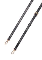 Čierna dámska kabelka s monogramom TOREC-1180-9P(W26), pohľad na popruh produktu na bielom pozadí.