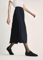 Dámske kožené topánky v čiernej farbe BUTYD-1215-99(Z25), pohľad na produkt na nohách modelky na svetlom pozadí.