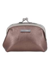 Dámska hnedá kožená kabelka PORES-1031-1G(Z26), pohľad spredu na bielom pozadí.