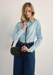 Malá čierna dámska kabelka cez rameno z krokodílej kože TOREC-1185-9G(W26), pohľad na produkt na ramene modelky. Viditeľná polovičná silueta.