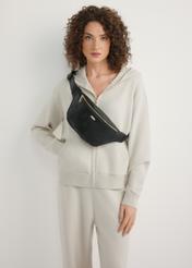 Čierna dámska ľadvinka s monogramom TOREC-1158-9P(W26), pohľad spredu na produkt na siluete modelky.