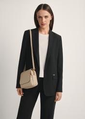 Dámska kožená kabelka cez rameno béžovej farby TORES-0958E-1B(W26), diagonálny pohľad na produkt na modelke, viditeľná polovica siluety.