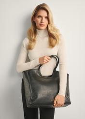 Priestranná dámska taška TOREC-1084-99(Z25), pohľad spredu na produkt na modelke, viditeľná polovica siluety.