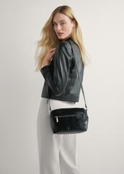 Čierna dámska kabelka cez rameno TOREC-1207-9F(W26), pohľad na produkt na ramene modelky. Viditeľná polovica siluety.