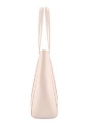 Krémová monogramová nákupná kabelka TOREC-1160-0B(W26), bočný pohľad na produkt na bielom pozadí.