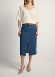 Džínsová midi sukňa SPCDT-0119-7H(W26), pohľad spredu na výrobok na modelke. Viditeľná polovica siluety.