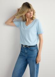 Svetlomodré dámske tričko TSHDT-0120-7A(W26), pohľad spredu na produkt na modelke. Viditeľná polovica siluety.