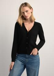 Čierny dámsky kardigan KARDT-0061-99(W26), pohľad spredu na produkt na modelke. Viditeľná polovica siluety.