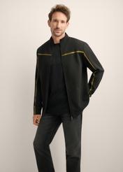 Pánska čierna mikina na zips so stojačikom BLZMT-0082-99(Z26), pohľad spredu na produkt na modelke. Viditeľná polovica siluety.