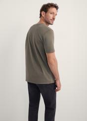 Pánske khaki tričko TSHMT-0134-55(Z25), pohľad na produkt zozadu na modelke, viditeľná polovica siluety.
