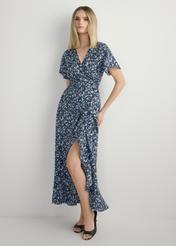 Dlhé kvetinové šaty SUKDT-0233-7P(W26), pohľad spredu na výrobok na modelke. Viditeľné celé telo.