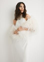 Krémová šatka z prírodného peria SZADF-0037-0B(W26), pohľad spredu na produkt na siluete modelky.