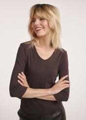 Hnedá dámska blúzka s výstrihom do V LSLDT-0036-1I(W26) pohľad spredu na produkt na modelke. Viditeľná polovica siluety.