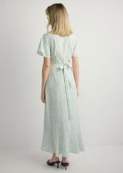 Dlhé kvetinové šaty SUKDT-0233-8P(W26), pohľad zozadu na modelku. Viditeľné celé telo.