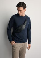 Pánska čierna kožená ledvinka TORMS-0417A-99(Z25) - pohľad spredu na produkt, na modeli, na bielom pozadí. Viditeľná polovica siluety.