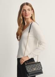 Čierna dámska kabelka s monogramom TOREC-1155-99(W26), pohľad spredu na produkt na modelke, viditeľná polovica siluety.