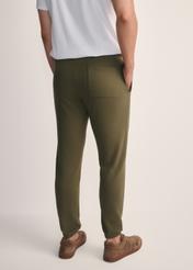 Pánske khaki tepláky SPOMT-0101-55(Z25), pohľad na modelku zozadu. Viditeľná polovica siluety.