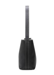 Čierna dámska kabelka cez rameno TOREC-1062-99(Z25), bočný pohľad na produkt na bielom pozadí.