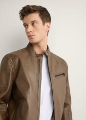 Pánska hnedá kožená bunda KURMS-0400-1H(W26), pohľad spredu na modelku. Viditeľná polovičná silueta.