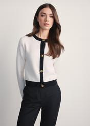 Dámsky biely kardigan KARDT-0053-12(Z25), pohľad spredu na produkt na modelke. Viditeľná polovica siluety.