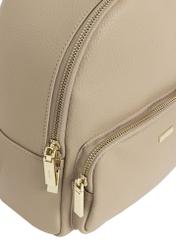 Béžový dámsky batoh z imitácie kože TOREC-1014-1B(W26) - detailný záber, na bielom pozadí.