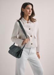 Čierna klasická dámska kabelka TOREC-1124-99(W26), pohľad spredu na produkt na ramene modelky. Viditeľná polovica siluety.