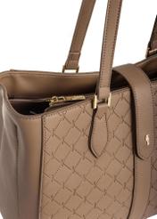 Béžová dámska kabelka s monogramom TOREC-0831A-81(Z25) - detailný záber na bielom pozadí.